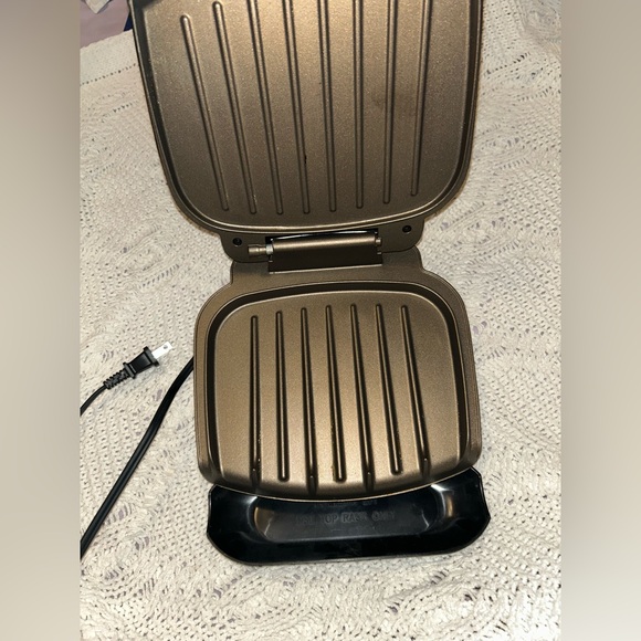 George Foreman Grilling Machine 2 Serving Grill w/Drip Tray - Picture 4 of 9